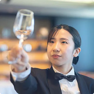 画像:女性が勤務する様子
